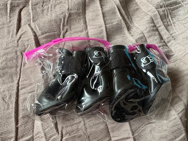 4 paia di stivali per cani neri