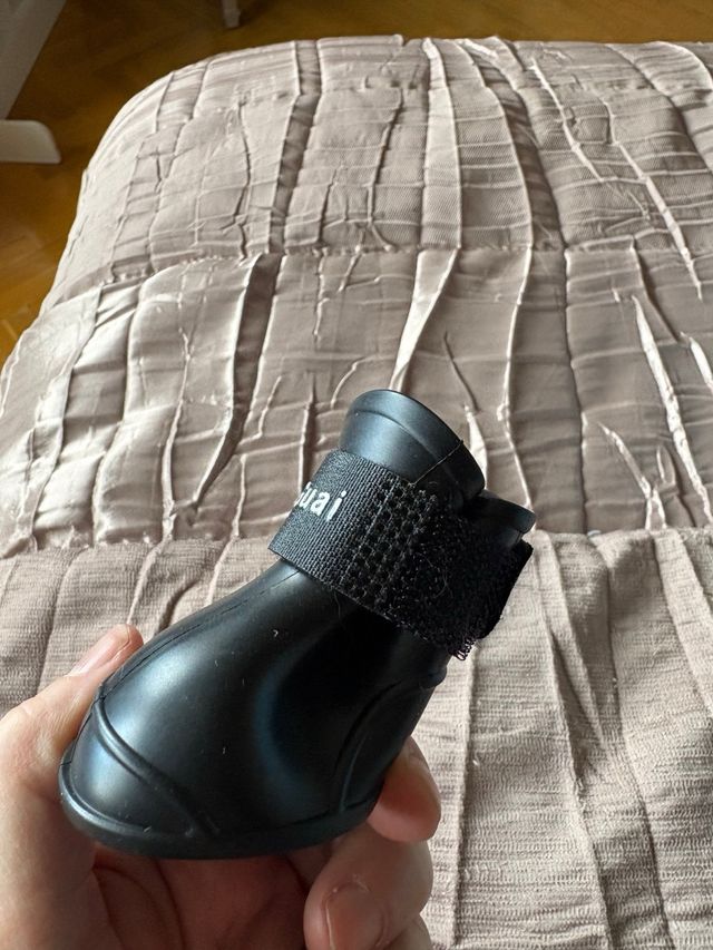 4 paia di stivali per cani neri