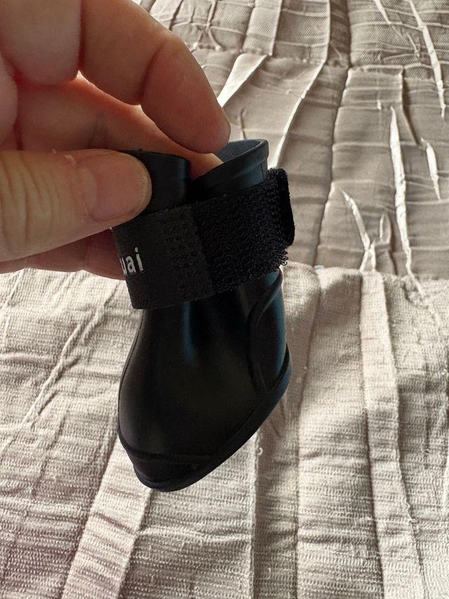 4 paia di stivali per cani neri