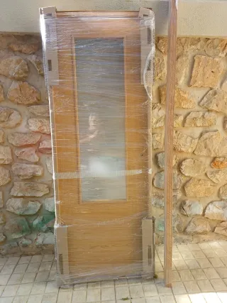 Puerta interior de madera con cristal