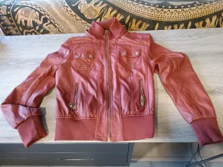 Cazadora efecto piel marrón/rojo. Talla L