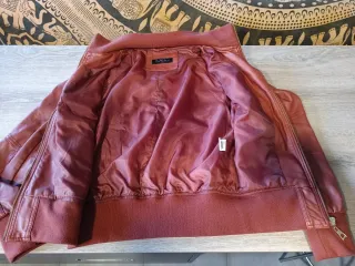 Cazadora efecto piel marrón/rojo. Talla L