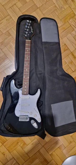 Guitarra Squier + Ampli Harley Benton