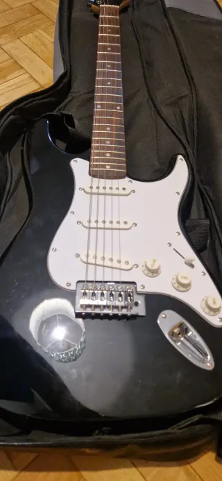 Guitarra Squier + Ampli Harley Benton