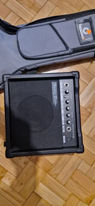 Guitarra Squier + Ampli Harley Benton