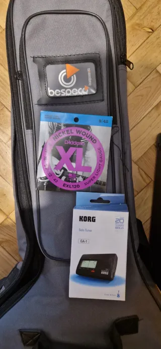 Guitarra Squier + Ampli Harley Benton