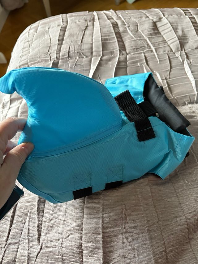 Gilet salvavita per cani con design pinna di squalo