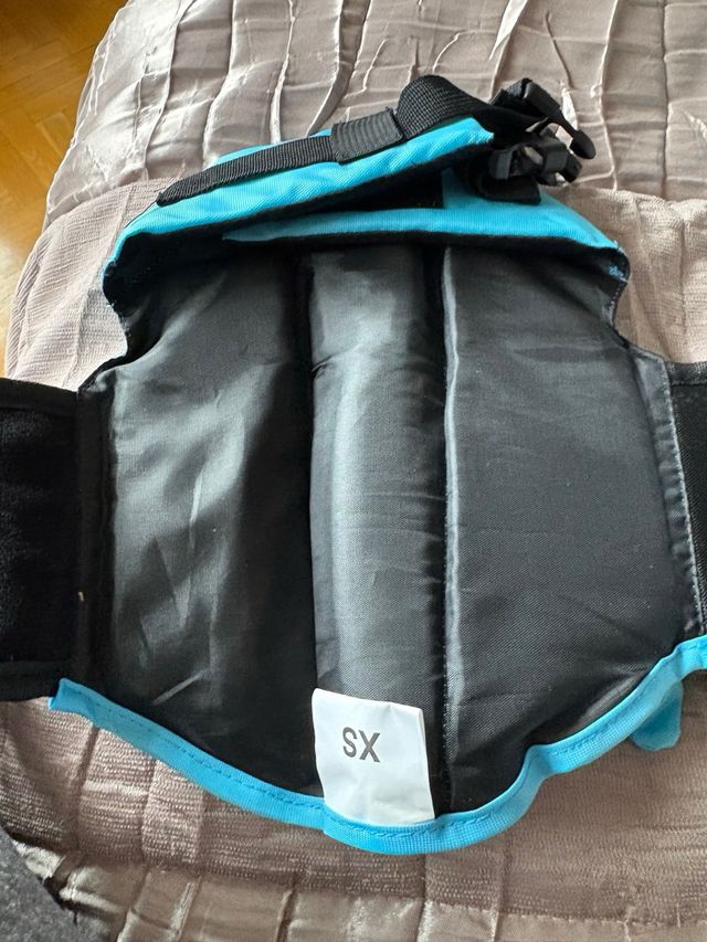 Gilet salvavita per cani con design pinna di squalo