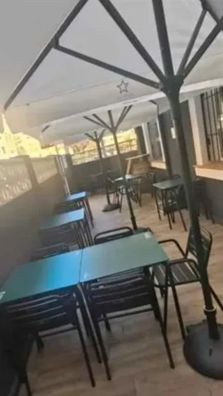 Sombrilla de terraza para bar IASO con pie
