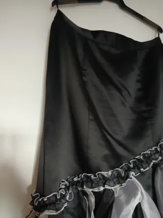 Vestido negro y gris con volantes