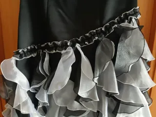 Vestido negro y gris con volantes