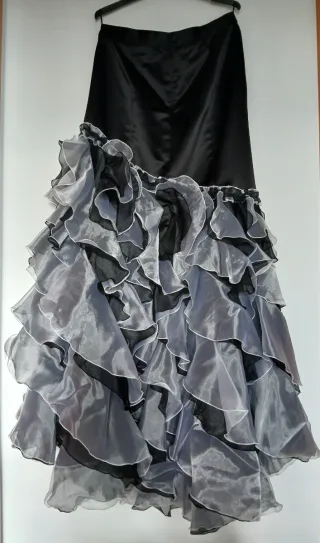 Vestido negro y gris con volantes