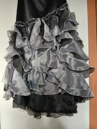 Vestido negro y gris con volantes