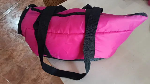 Transportín para mascotas rosa y negro, sin uso