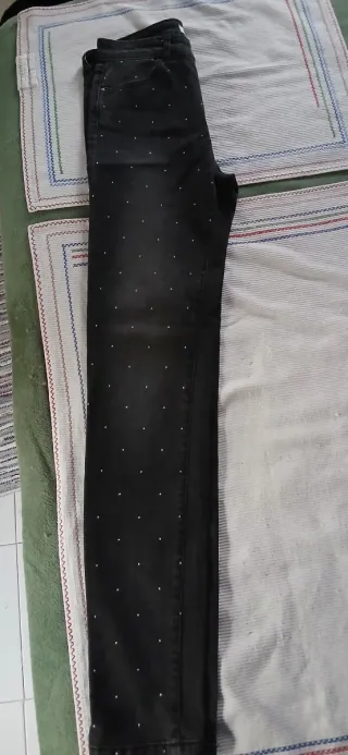 Pantalones vaqueros NAF NAF lunares negros.Ofertas