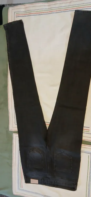 Pantalones vaqueros NAF NAF lunares negros.Ofertas