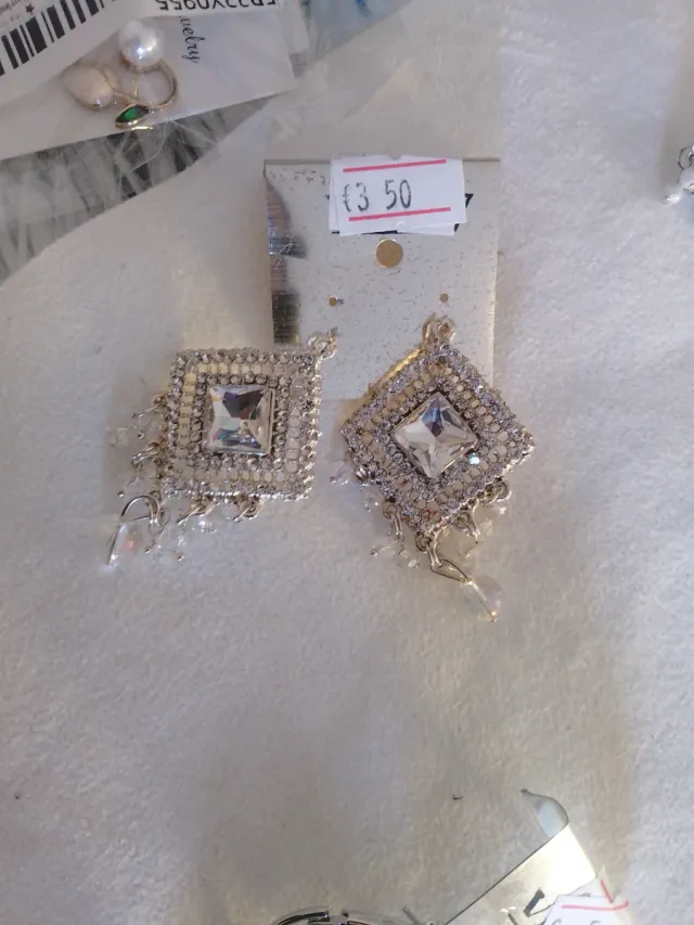 Pendientes plateados con pedrería