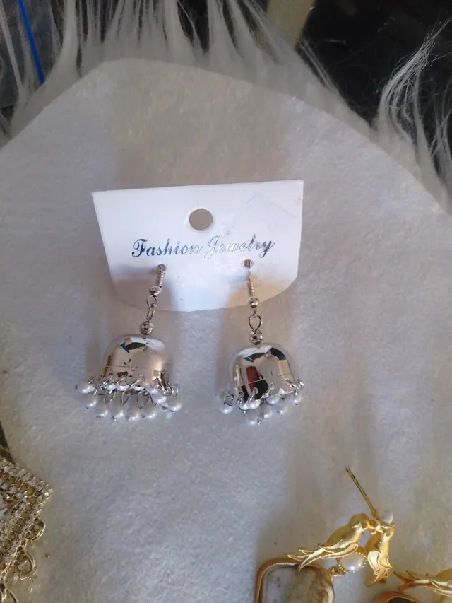 Pendientes Jhumka plateados con perlas