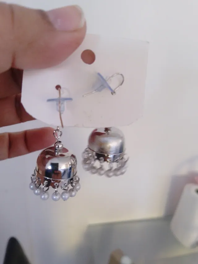 Pendientes Jhumka plateados con perlas