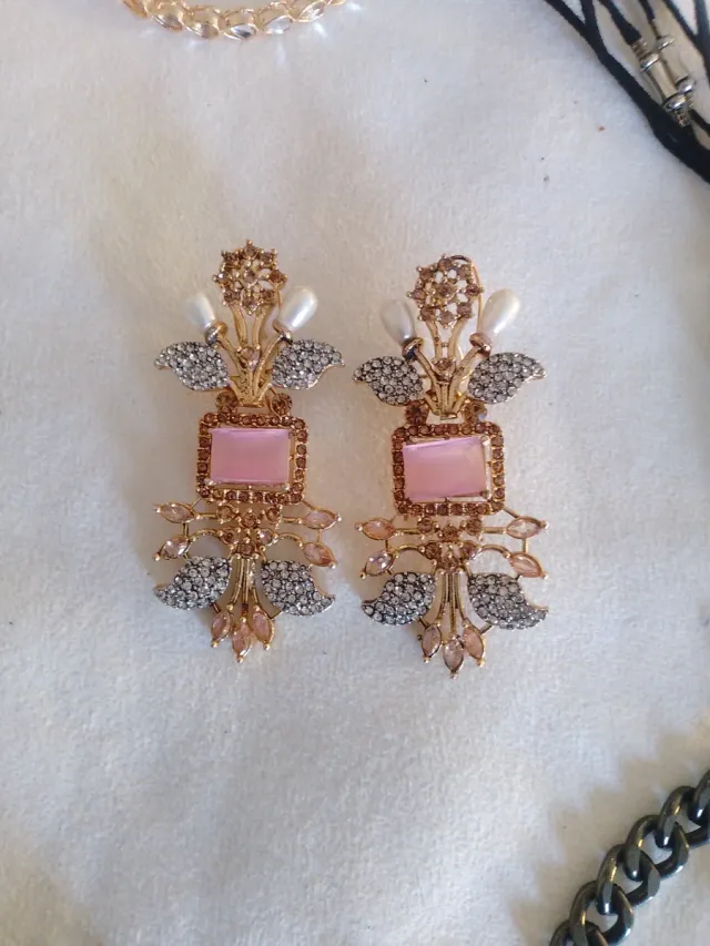 Pendientes dorados con piedra rosa