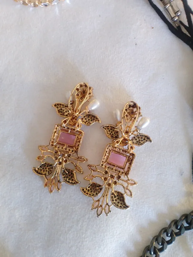 Pendientes dorados con piedra rosa