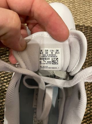 Zapatillas Puma Blancas y Plateadas