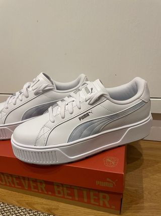 Zapatillas Puma Blancas y Plateadas