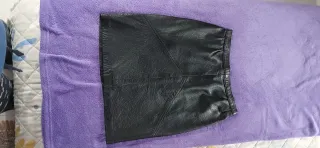 Falda negra de cuero vintage 80s .buena piel suave