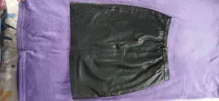 Falda negra de cuero vintage 80s .buena piel suave