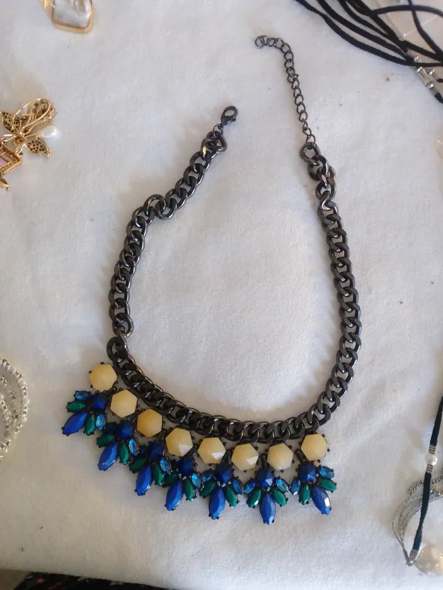 Collar con piedras azules y verdes