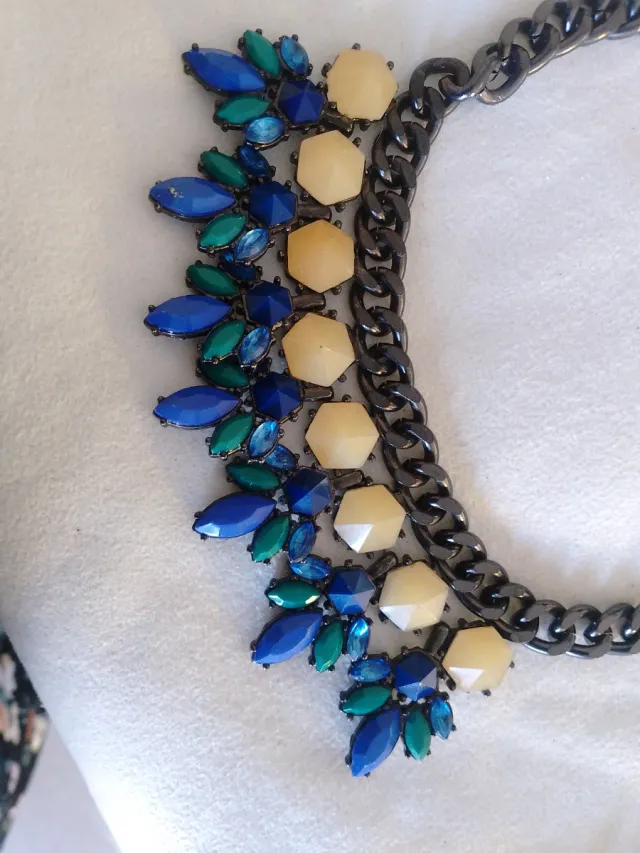 Collar con piedras azules y verdes