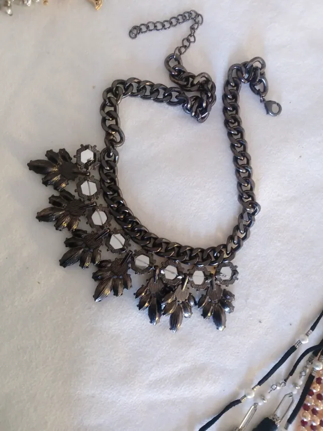 Collar con piedras azules y verdes