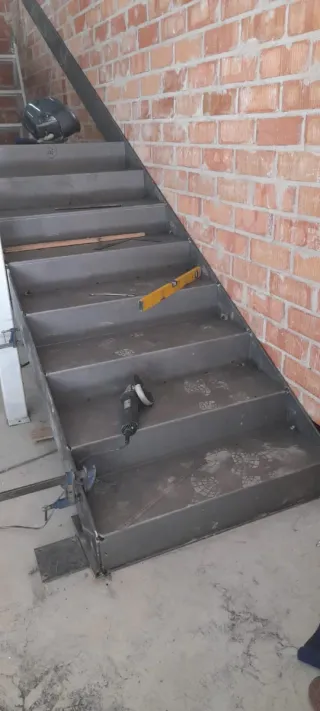 Escaleras, estructuras y muebles de hierro