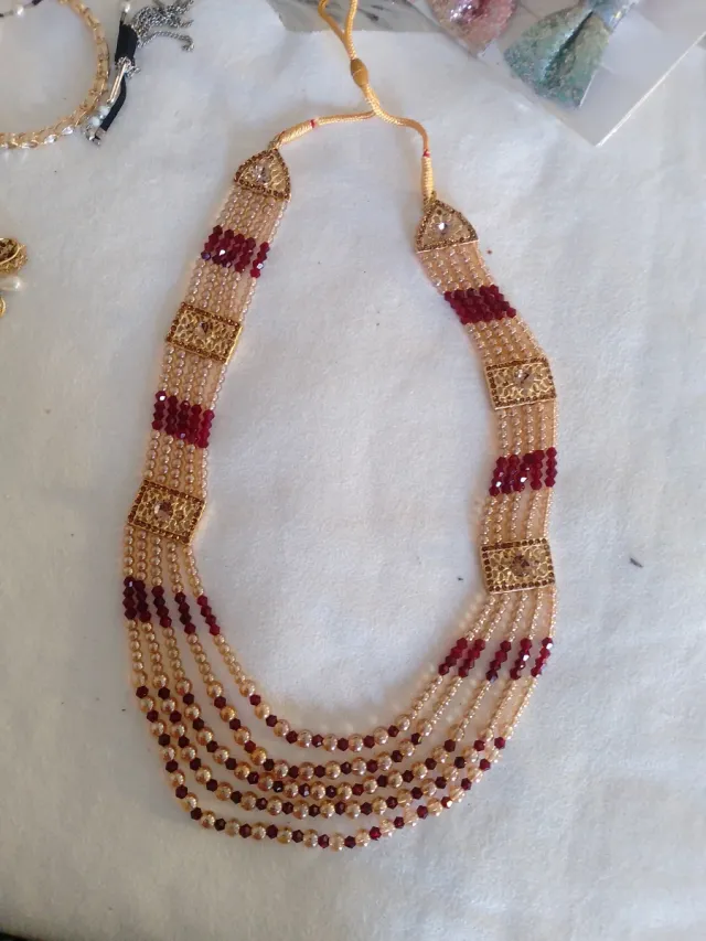 Collar de cuentas dorado y rojo