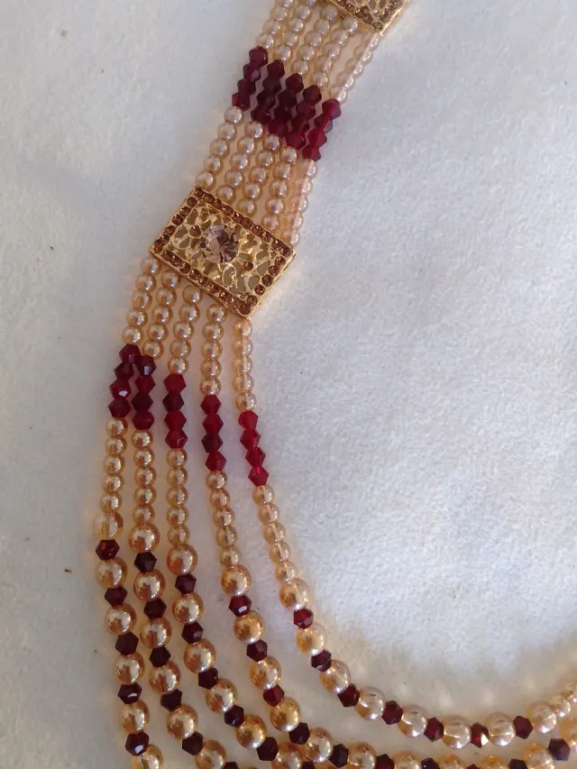 Collar de cuentas dorado y rojo