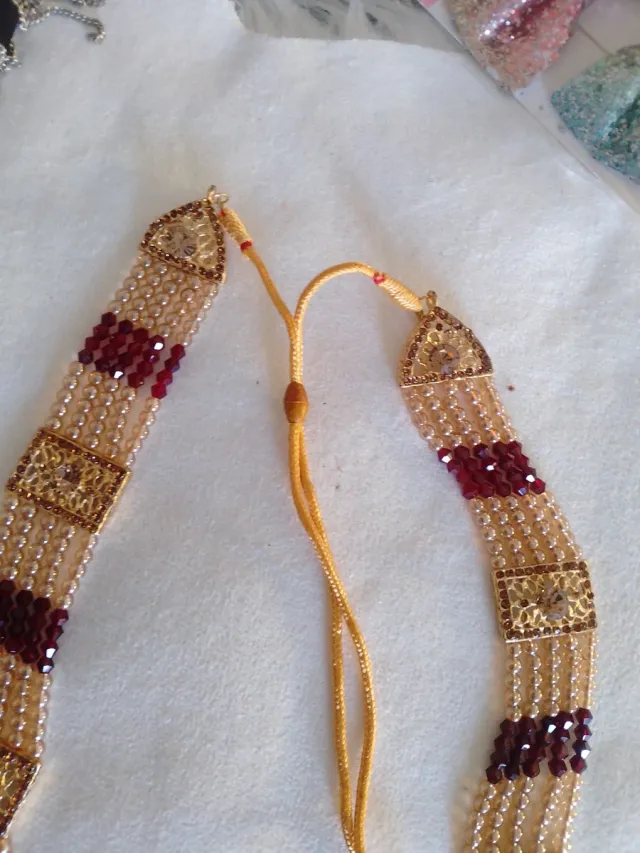 Collar de cuentas dorado y rojo