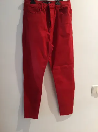 Pantalón tejano rojo Stradivarius