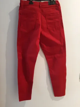 Pantalón tejano rojo Stradivarius