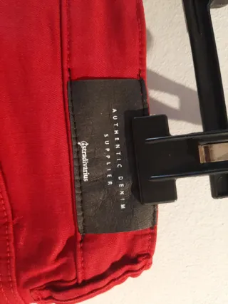 Pantalón tejano rojo Stradivarius