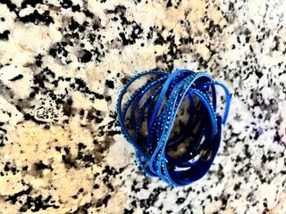Pulsera azul con detalles plateados