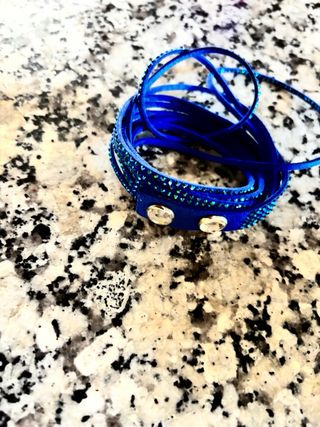 Pulsera azul con detalles plateados