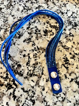 Pulsera azul con detalles plateados