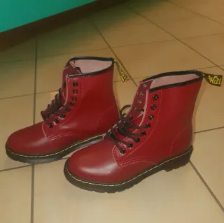 Anfibi Dr. Martens Rossi