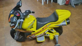 Moto eléctrica infantil amarilla