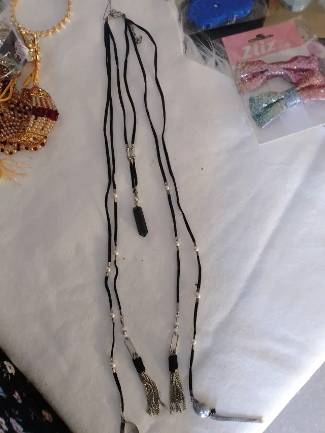 Collar largo negro con colgantes plateados