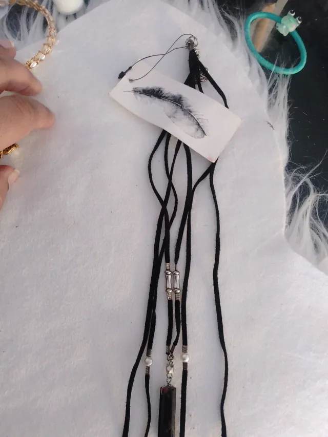 Collar largo negro con colgantes plateados