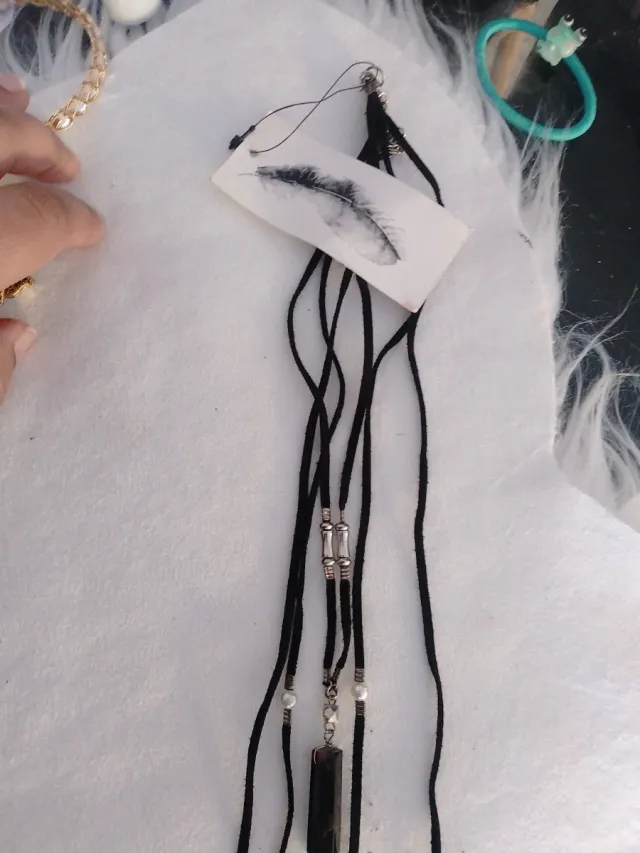 Collar largo negro con colgantes plateados