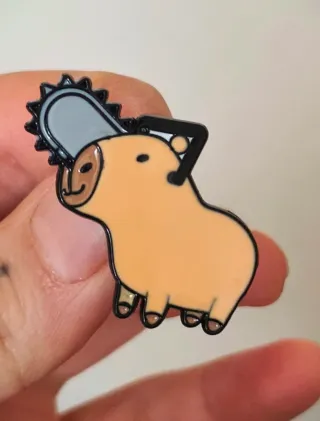 Pin Capibara con Motosierra