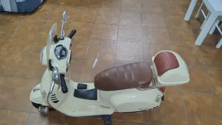 Moto Vespa Beige con Baúl