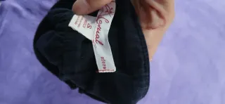 Falda negra con detalles dorados